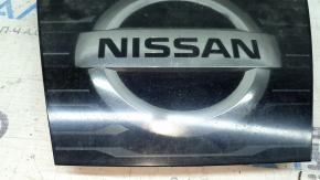 Эмблема передняя решетки радиатора Nissan Rogue 17-18 квадратная, под радар, песок, под полировку