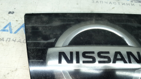 Эмблема передняя решетки радиатора Nissan Rogue 17-18 квадратная, под радар, песок, под полировку