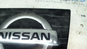 Эмблема передняя решетки радиатора Nissan Rogue 17-18 квадратная, под радар, песок, под полировку