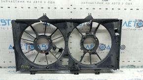 Carcasa radiatorului difuzorului este goală pentru un Toyota Camry V55 15-17 hibrid SUA, piesele încorporate sunt găurite, iar șurubul este rupt.