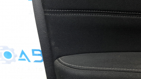 Panou ușă stânga față negru pentru Honda CRV 17-22, cotieră din material textil negru, inserție din material textil negru, ornament din lemn deschis la culoare, necesită curățare, zgârieturi, urme de 