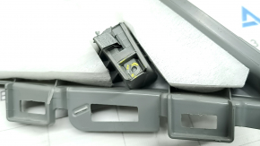 Ornamentul stâlpului spate din spatele geamului stâng al modelului Audi Q5 80A 18-24 este gri și necesită curățare. Este uzat și are un suport rupt. Suporturile sunt rupte.