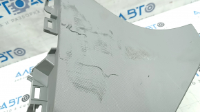 Ornamentul stâlpului spate din spatele geamului stâng al modelului Audi Q5 80A 18-24 este gri și necesită curățare. Este uzat și are un suport rupt. Suporturile sunt rupte.