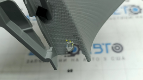 Ornamentul stâlpului spate din spatele geamului stâng al modelului Audi Q5 80A 18-24 este gri și necesită curățare. Este uzat și are un suport rupt. Suporturile sunt rupte.