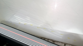 Ușa stângă față a unui Honda CRV 17-22, albă, NH-883P, este îndoită, are lovituri și zgârieturi.