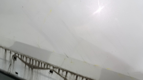 Ușa stângă față a unui Honda CRV 17-22, albă, NH-883P, este îndoită, are lovituri și zgârieturi.