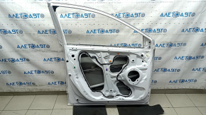 Ușa stângă față a unui Honda CRV 17-22, albă, NH-883P, este îndoită, are lovituri și zgârieturi.