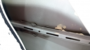 Ușa stângă față a unui Honda CRV 17-22, albă, NH-883P, este îndoită, are lovituri și zgârieturi.