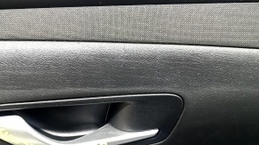 Panou ușă dreapta față neagră pentru Hyundai Tucson 22-24 cu inserție din material textil negru, cotieră neagră, ornament cromat cu negru lucios, cu mâner, zgârieturi, uzat