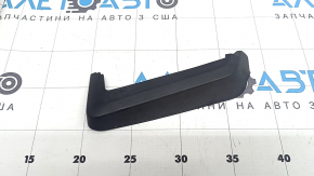 Capacul luminii portbagajului stânga pentru un VW Jetta 19-24 are un suport defect.