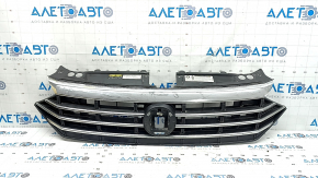 Решетка радиатора grill VW Jetta 19-21 без эмблемы под радар, песок, вздулся хром