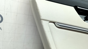 Обшивка двери карточка задняя левая Audi A6 C8 19-24 кожа светло-серая с темно-серым без шторки, подлокотник кожа светло серая, молдинг хром с подсветкой, Bang&Olufsen, с ручкой, надрывы, затерта, царапины, под чистку