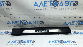Накладка порога передняя левая Toyota Venza 21-24 черная, хром вставка, царапины, коррозия, вмятины на хром накладке