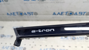Вставка передней панели правая Audi E-Tron 19-23 черный глянец с подсветкой, мелкие царапины