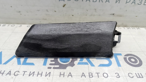 Ornamentele din partea stângă superioară a bordului modelului Audi E-Tron 19-23 sunt din lemn gri închis, cu ornament cromat și iluminare din spate. Vopseaua se decojește.