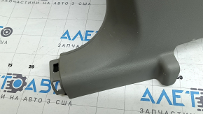 Накладка центральной стойки нижняя левая Buick Encore 13-16 серая, царапины, сломаны крепления