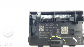 Computerul de la ușa din dreapta față a modelului VW Tiguan 18-24 are un suport defect.