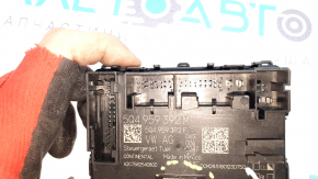 Computerul de la ușa din dreapta față a modelului VW Tiguan 18-24 are un suport defect.
