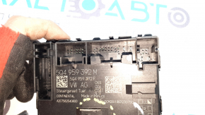 Computerul de la ușa din dreapta față a modelului VW Tiguan 18-24 are un suport defect.