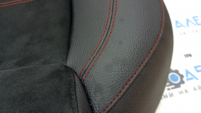 Pernă banchetă spate, rândul 2, Mercedes Clasa A V177 19-22, piele combinată cu Alcantara, neagră cu cusături roșii, șifonată, necesită curățare