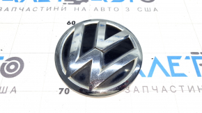 Эмблема VW двери багажника VW Tiguan 18-21 сломаны направляющие, мелкие царапины