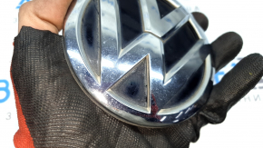 Эмблема VW двери багажника VW Tiguan 18-21 сломаны направляющие, мелкие царапины