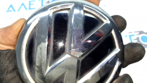 Эмблема VW двери багажника VW Tiguan 18-21 сломаны направляющие, мелкие царапины