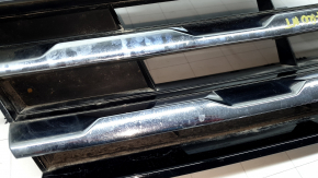 Решетка радиатора grill VW Tiguan 18-19 без эмблемы, 3 хром полоски, песок, надломаны крепления