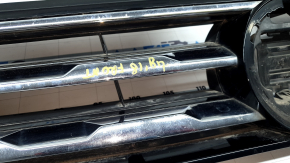 Решетка радиатора grill VW Tiguan 18-19 без эмблемы, 3 хром полоски, песок, надломаны крепления
