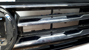 Решетка радиатора grill VW Tiguan 18-19 без эмблемы, 3 хром полоски, песок, надломаны крепления