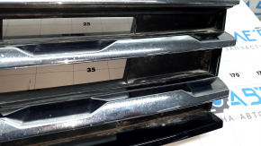 Решетка радиатора grill VW Tiguan 18-19 без эмблемы, 3 хром полоски, песок, надломаны крепления