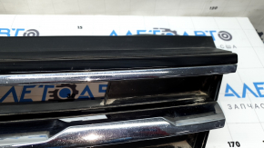 Решетка радиатора grill VW Tiguan 18-19 без эмблемы, 3 хром полоски, песок, надломаны крепления