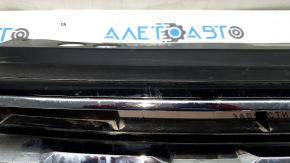 Решетка радиатора grill VW Tiguan 18-19 без эмблемы, 3 хром полоски, песок, надломаны крепления