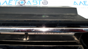 Решетка радиатора grill VW Tiguan 18-19 без эмблемы, 3 хром полоски, песок, надломаны крепления