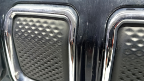 Решетка радиатора grill Jeep Compass 22-23 в сборе 3 части, глухие хром вставки, песок, цаапины