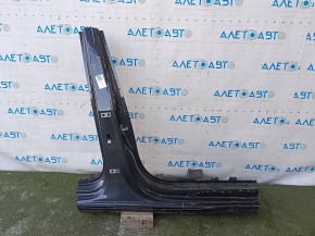 Stâlpul central drept al caroseriei Audi A4 B9 17-25 este tăiat cu ferăstrăul și îndoit