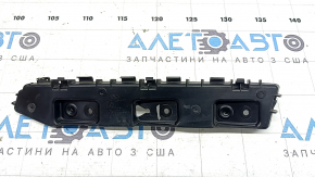Suportul exterior stânga al barei spate pentru un Ford Escape MK4 20-26 este defect.