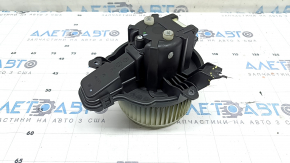 Motorul ventilatorului încălzitorului de la un Jeep Compass 22-26 are un suport defect.