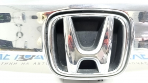 Молдинг решетки радиатора верхний центральный Honda Accord 18-20 светлый хром, с креплением и эмблемой, песок