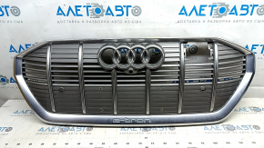 Решетка радиатора grill в сборе с эмблемой Audi E-Tron 19-23 под парктроники, хром с серым, под камеру, с накладками, без заглушки, отверстия от саморезов
