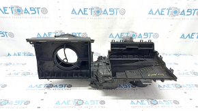 Carcasa încălzitorului este goală, ventilația este spartă, iar suportul este spart la un Ford Escape MK4 20-26.