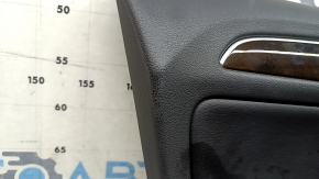 Обшивка двери карточка передняя левая Audi Q5 8R 09-17 черная, вставка черная кожа, подлокотник резина, молдинг под дерево глянец, с ручкой, потерта, царапины, сломано крепление