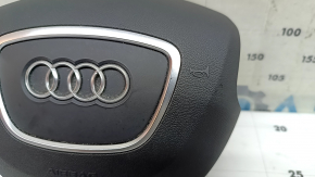 Airbag-ul de pe volanul șoferului la Audi Q5 8R 13-17 este negru și zgâriat.