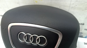 Airbag-ul de pe volanul șoferului la Audi Q5 8R 13-17 este negru și zgâriat.