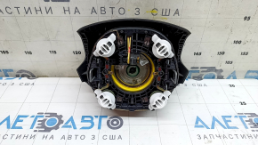 Airbag-ul de pe volanul șoferului la Audi Q5 8R 13-17 este negru și zgâriat.
