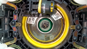 Airbag-ul de pe volanul șoferului la Audi Q5 8R 13-17 este negru și zgâriat.