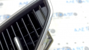 Deflector de aer pe panoul frontal, central stânga, Porsche Macan 15-15, fără iluminare, negru cu crom, suportul este spart, cromul se dezlipește