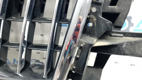 Решетка радиатора grill Audi Q5 8R 13-17 рест под парктроники, глянец, хром, с эмблемой quattro, незаводские отверстия, полез лак, песок, потёртость