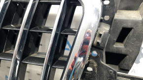 Решетка радиатора grill Audi Q5 8R 13-17 рест под парктроники, глянец, хром, с эмблемой quattro, незаводские отверстия, полез лак, песок, потёртость