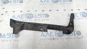 Căptușeala apărătoarei de noroi față dreapta la un Toyota Highlander 20-26 este crăpată.